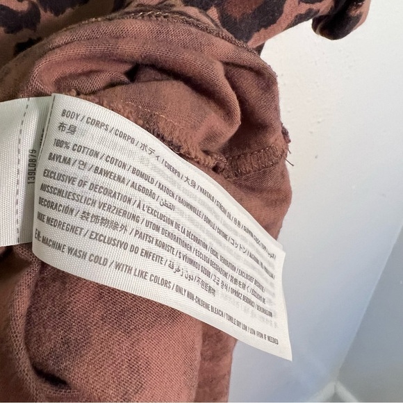 Abercrombie & Fitch Knotted Crew Tee Animal Print - Picture 11 of 11